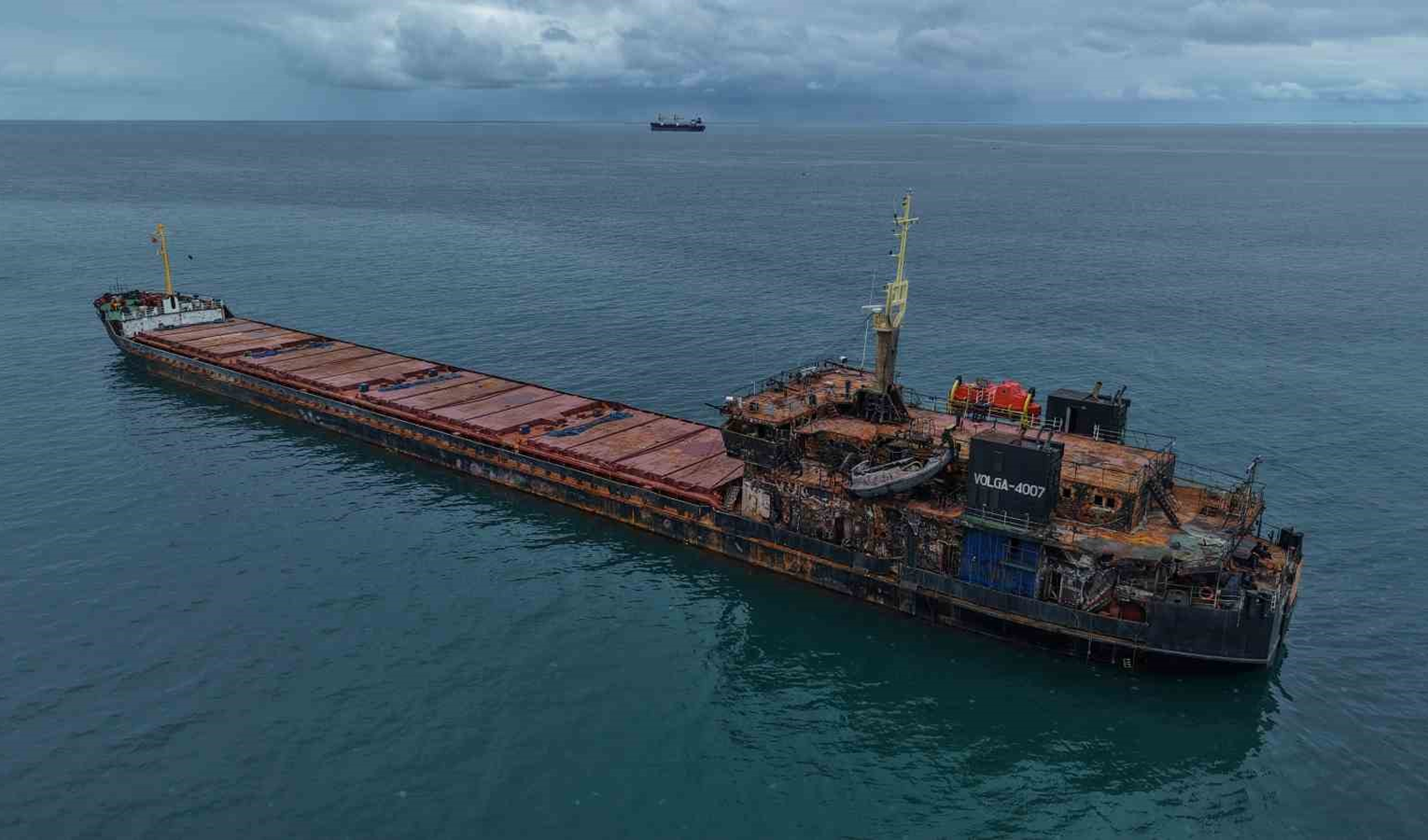 Dron saldırısında hasar gören VOLGA-4007 yük gemisi Trabzon açıklarında görüntülendi