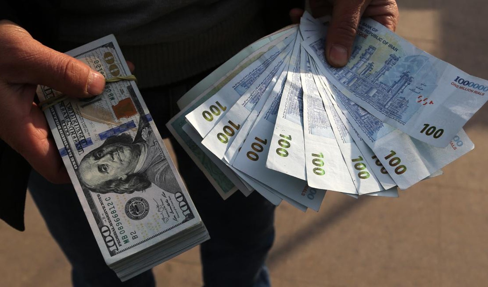 Dollar exchange rate hits record high in Iran: Toman hits rock bottom