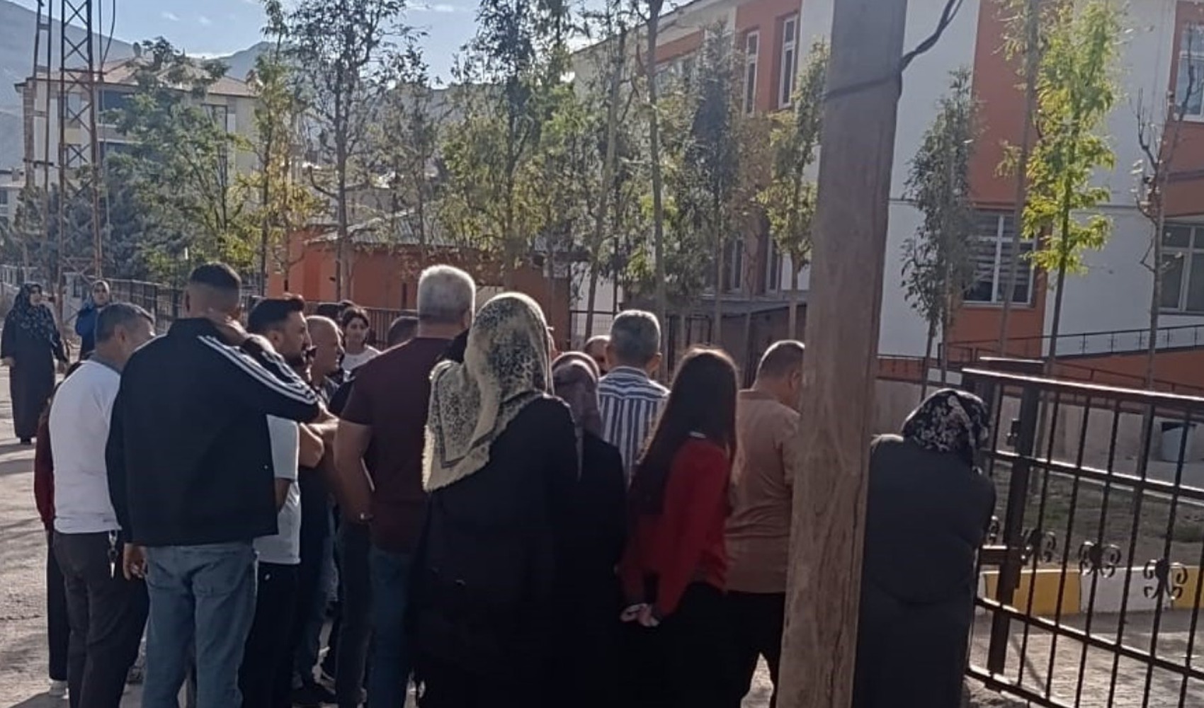 Van’da bir öğrenci okula pompalı tüfekle geldi! Öğretmen ve veliler fark etti