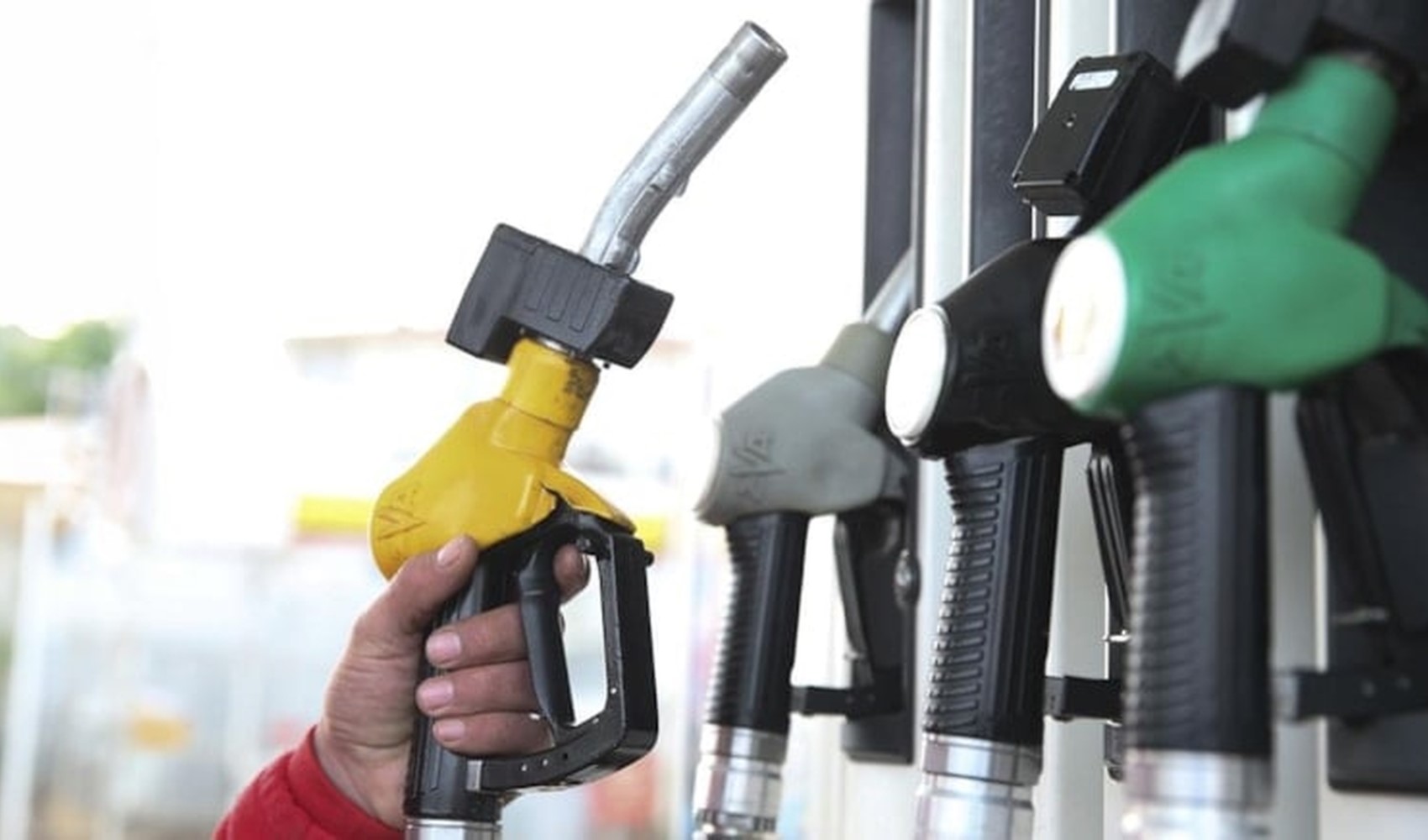 Pioggia di rincari sui carburanti: in arrivo aumenti per benzina, diesel e GPL