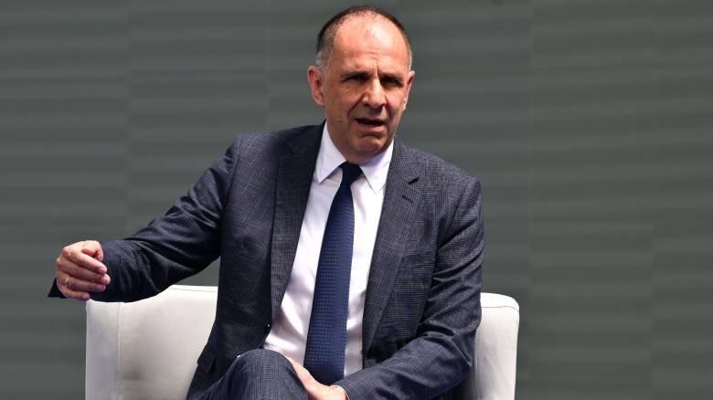 Il ministro degli Esteri greco Giorgos Gerapetritis parla da seduto.