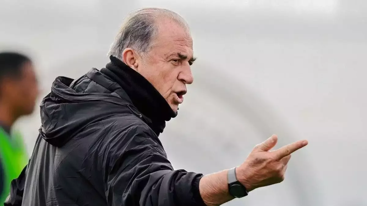 Fatih Terim antrenman sahasında el hareketiyle yönlendirme yaparken görülüyor.