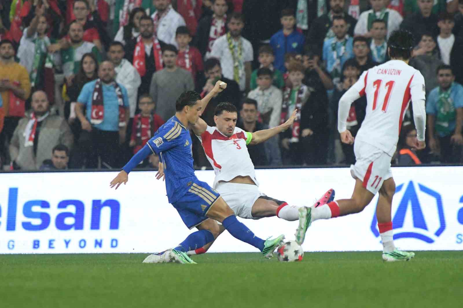 Moment eines Zweikampfes zwischen einem türkischen und einem italienischen Spieler beim Spiel Türkei-Italien.