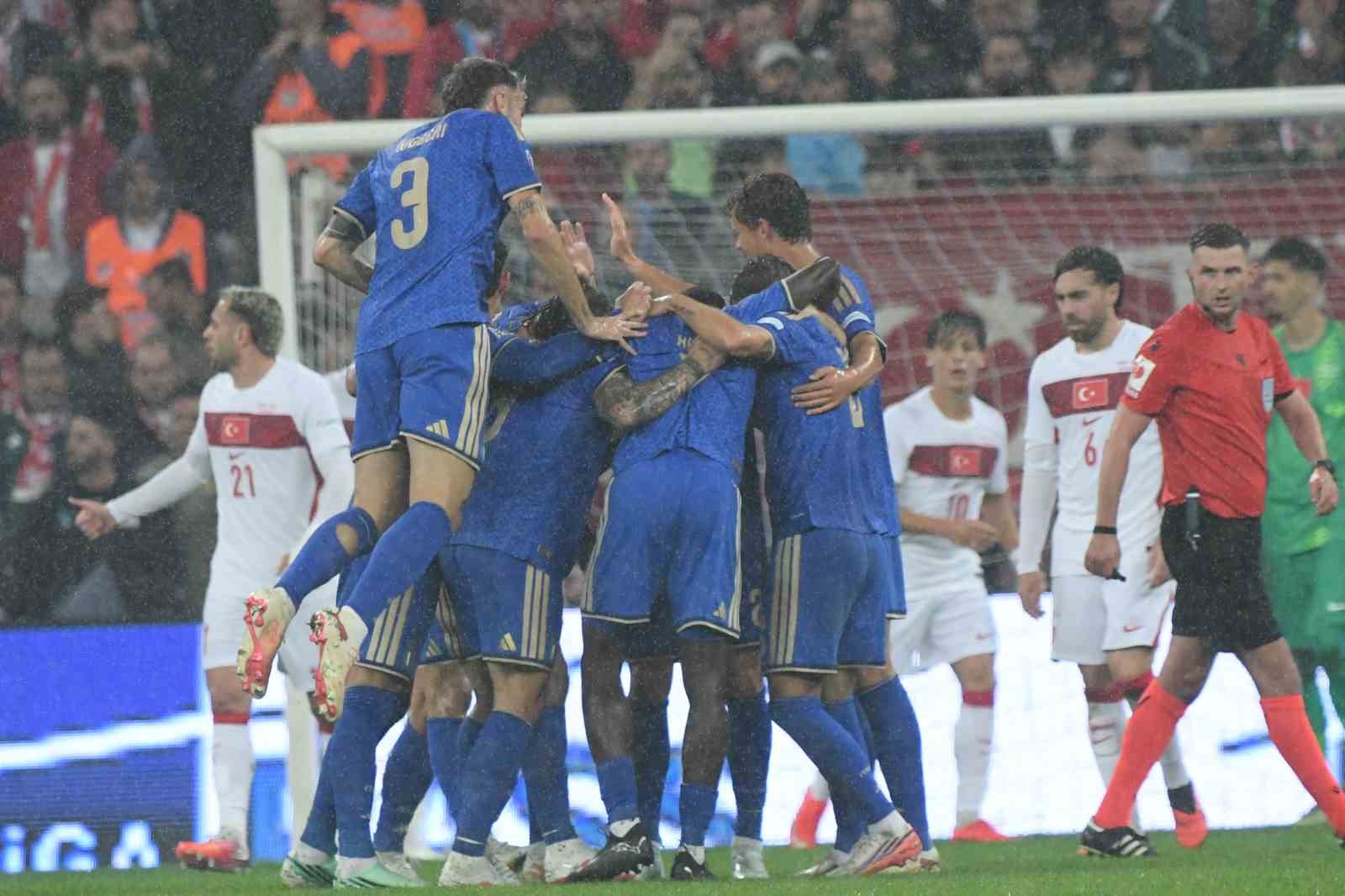Foto, das den Torjubel der italienischen Spieler beim Spiel Türkei-Italien zeigt.