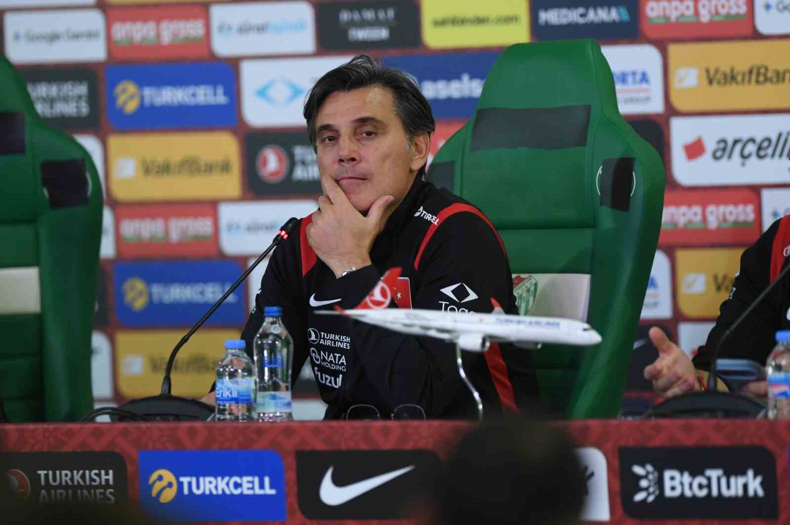 A Milli Takım Teknik Direktörü Vincenzo Montella basın toplantısı masasında oturuyor.