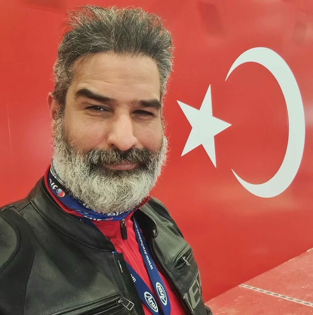 Cumhur Kahriman’ın Türk bayrağı önünde çekilmiş portresi.
