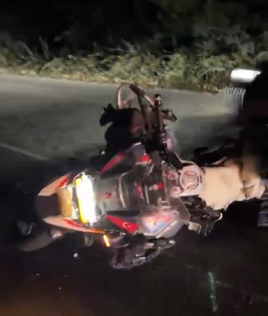 Gece saatlerinde kara yolunda devrilmiş motosikletin görüldüğü kaza yeri.