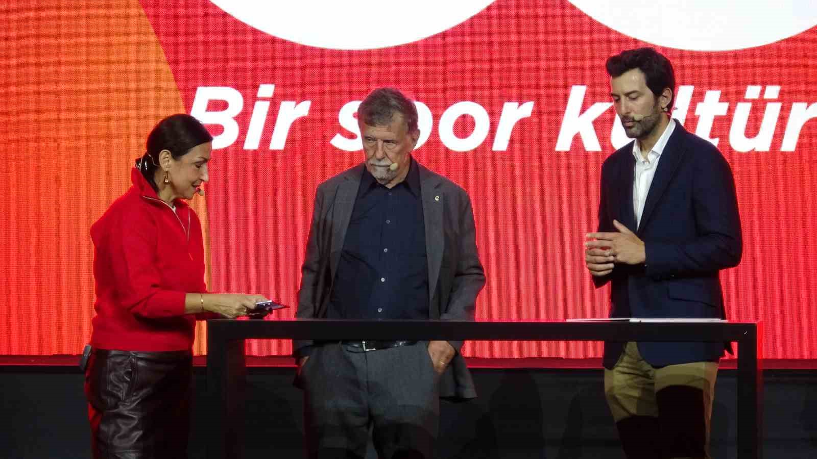 Sahnede Eczacıbaşı Spor Kulübü’nün 60. yıl etkinliğinde konuşma yapan katılımcılar.