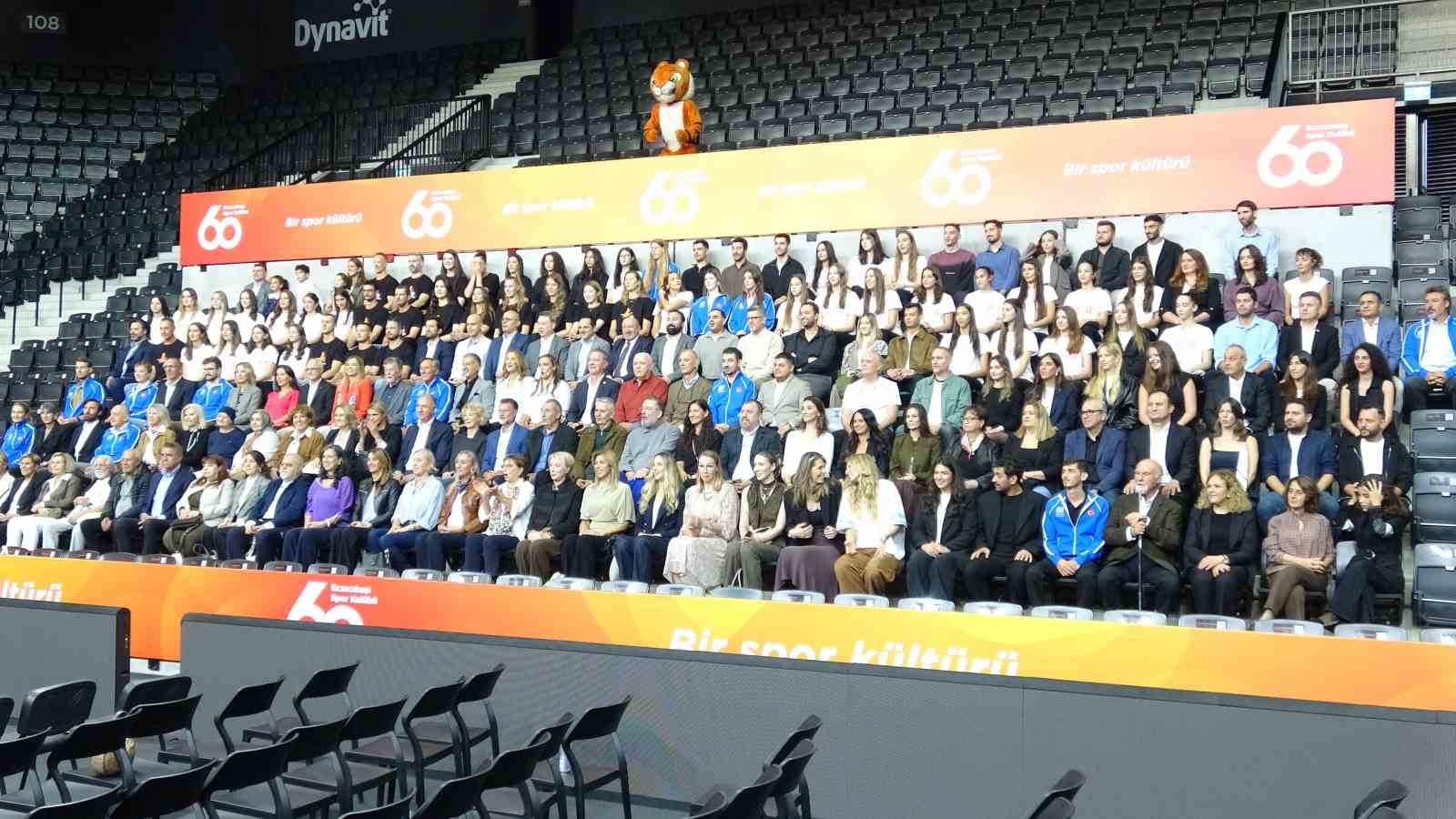 Eczacıbaşı Spor Kulübü’nün 60. yıl etkinliğinde tribünde toplu halde oturan davetliler.