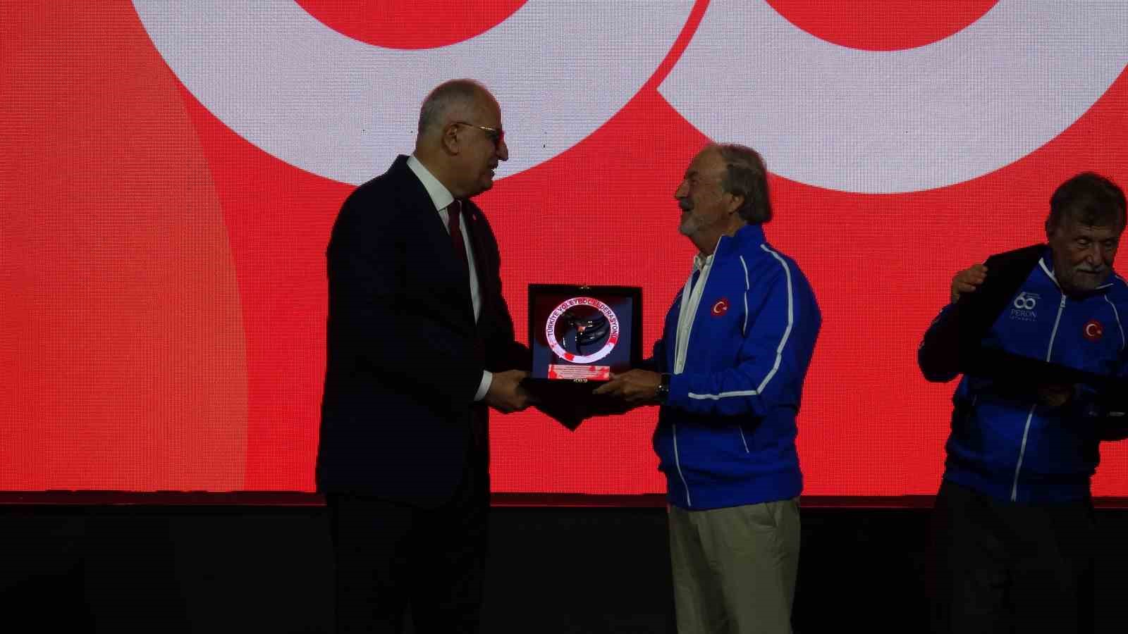 Eczacıbaşı Spor Kulübü’nün 60. yıl programında sahnede yapılan plaket takdimi.