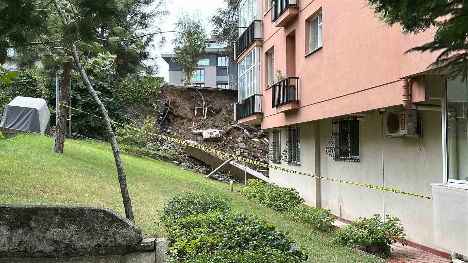 Muro de contención derrumbado en Akatlar, Beşiktaş, y escombros en el jardín del edificio.