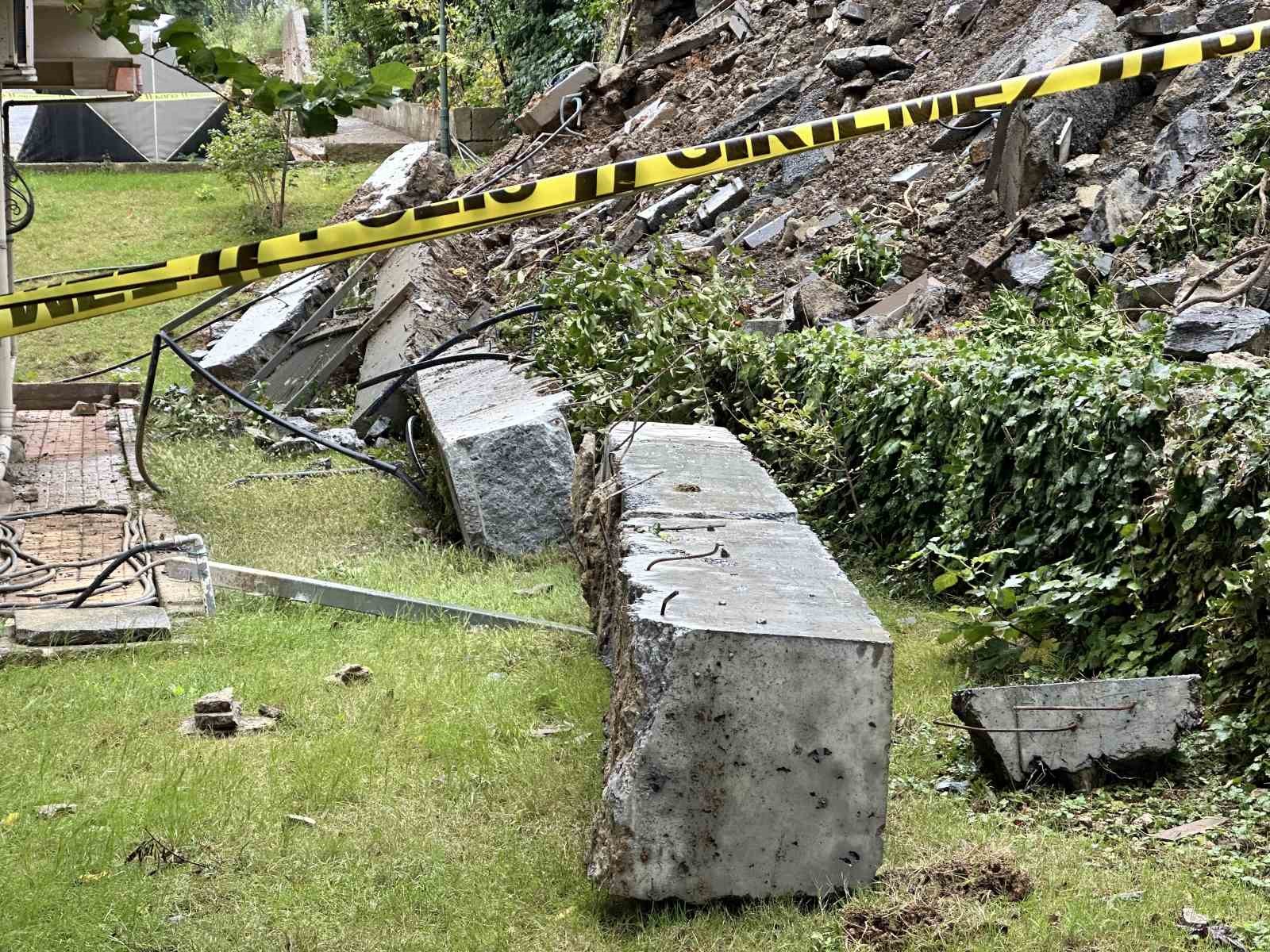 Bloques de hormigón, tierra y restos del muro esparcidos por el jardín del complejo.