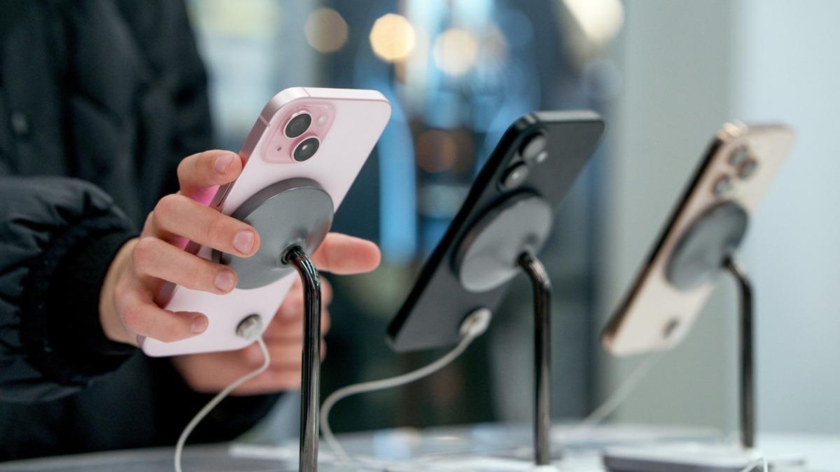 Smartphones exposés sur un stand de magasin.