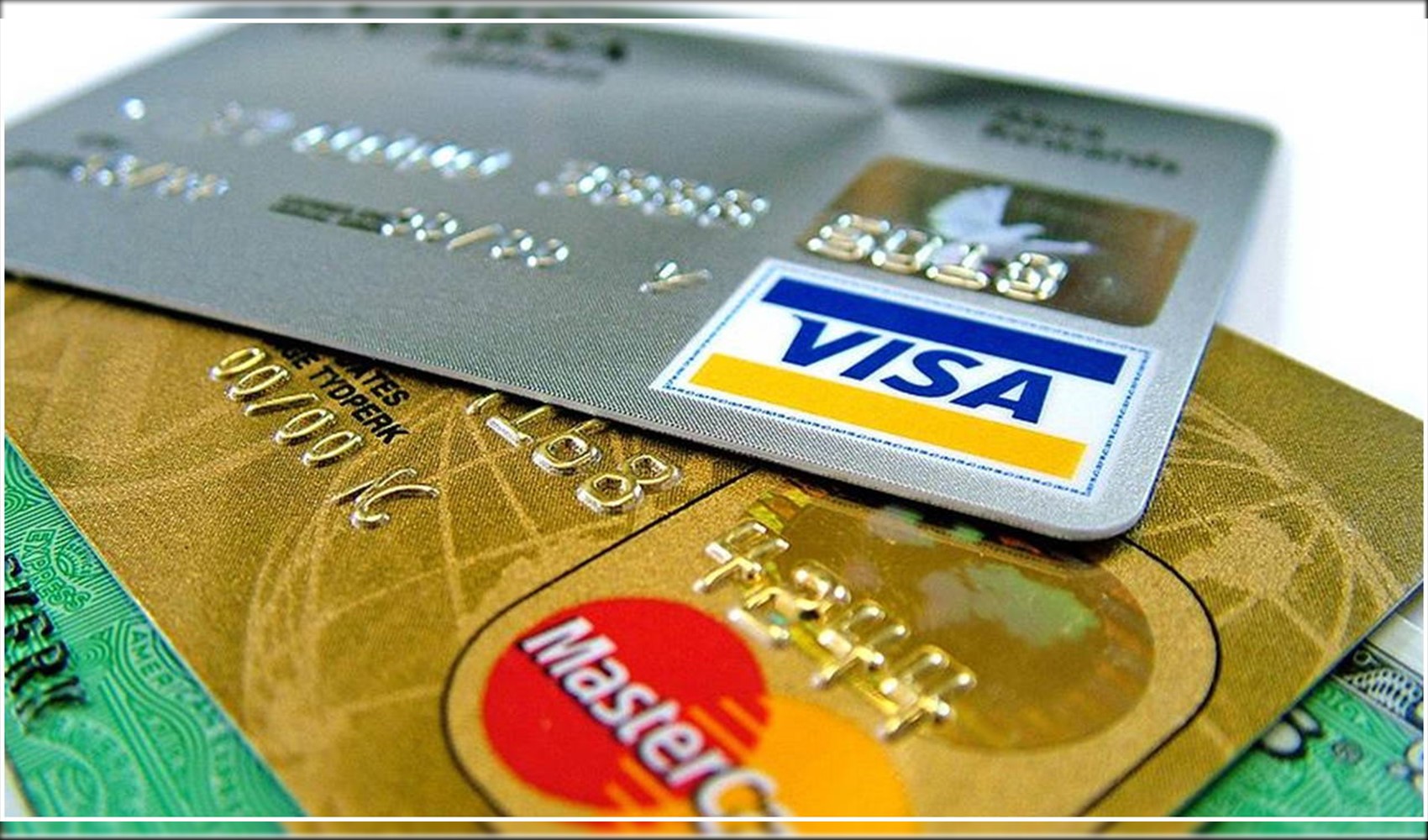 Be careful if you cut up your bank card and throw it in the trash! Experts warn