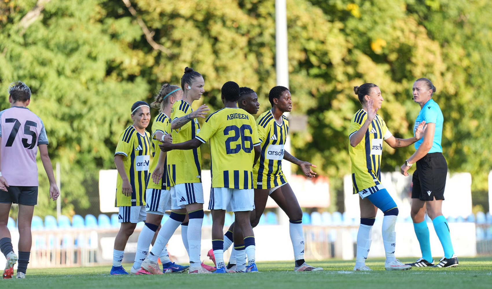 El equipo de fútbol femenino Fenerbahçe arsaVev sale al campo en busca de la clasificación contra el Minsk