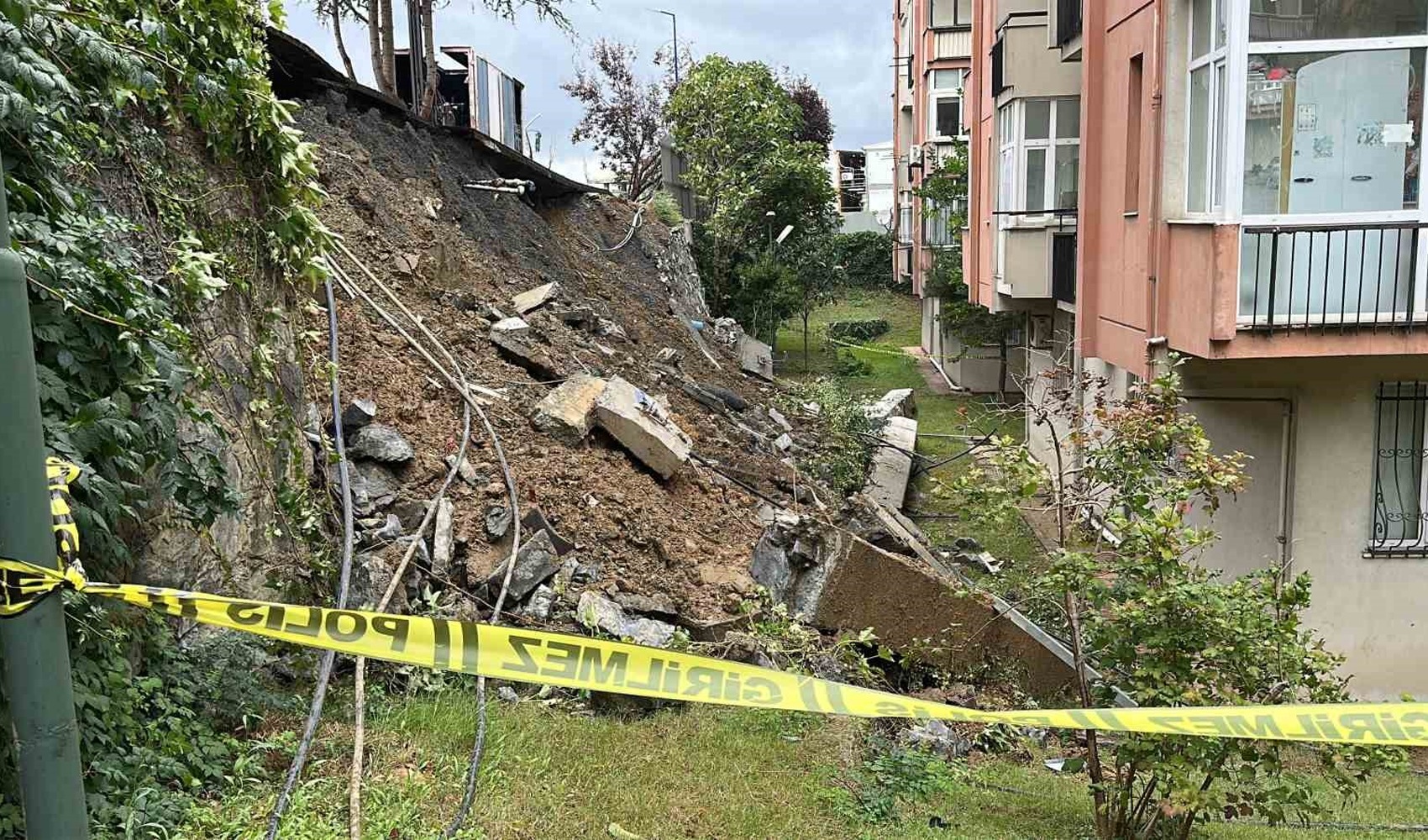 El muro de contención de un instituto se derrumba sobre el jardín de un complejo residencial en Beşiktaş