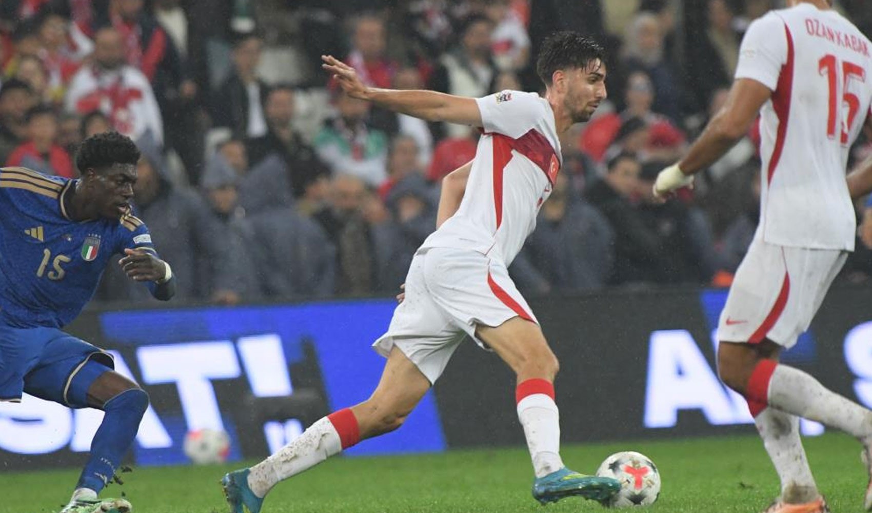 Demir Ege Tıknaz entró al campo en el partido contra Italia y el Beşiktaş llena sus arcas