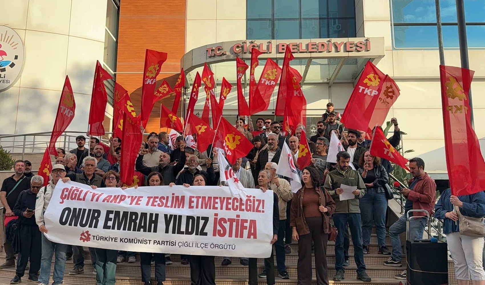 Protesta del TKP davanti al Comune di Çiğli contro Onur Emrah Yıldız: richiesta di dimissioni e raccolta firme