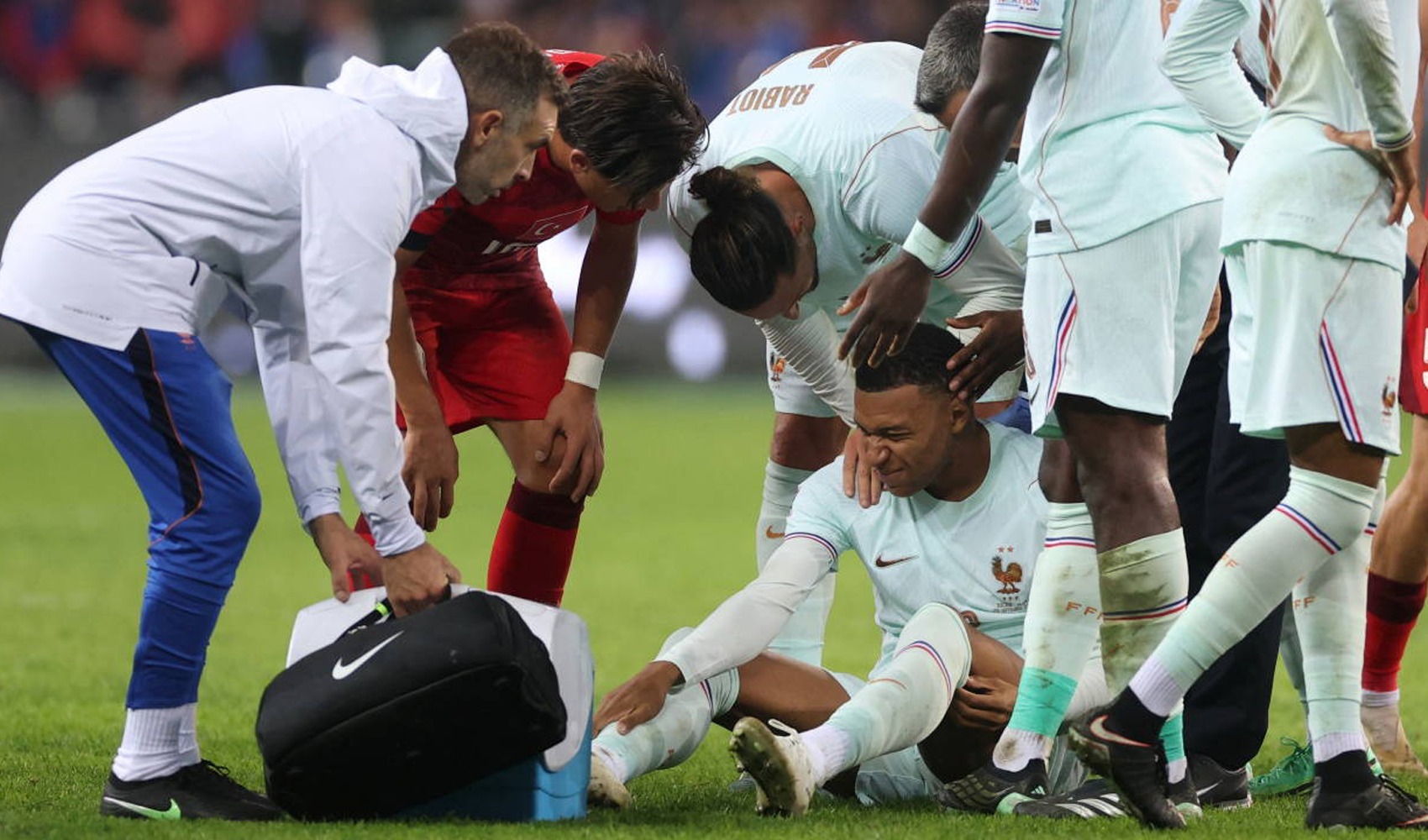 Mbappe’nin Türkiye maçındaki sakatlığında ciddi risk atlattığı iddia edildi