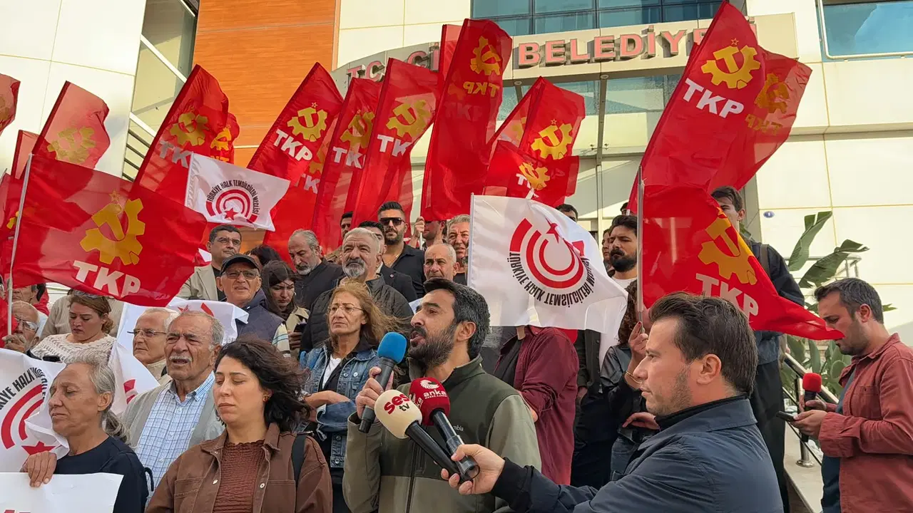Lettura del comunicato stampa durante la protesta con le bandiere del TKP davanti al Comune di Çiğli.