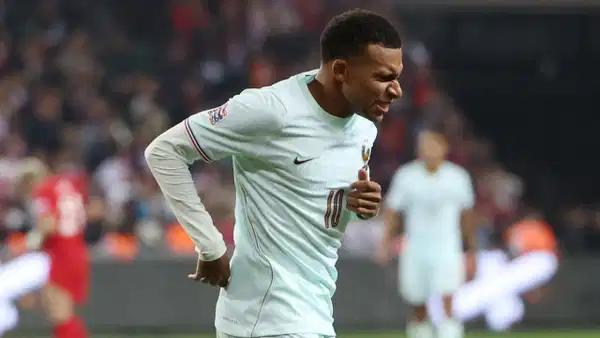 Fransa forması giyen Kylian Mbappe maç sırasında koşarken görülüyor.