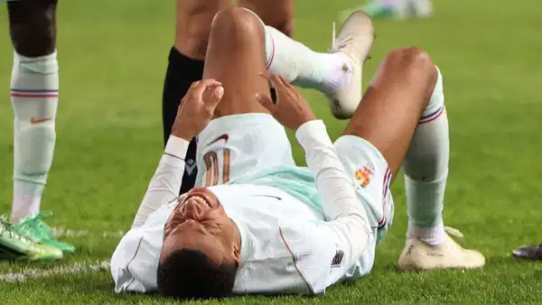 Kylian Mbappe’nin sakatlık sonrası yerde yattığı anı gösteren maç görüntüsü.