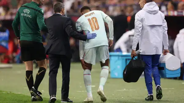 Mbappe’nin sağlık görevlileri eşliğinde sahadan çıkarken görüldüğü maç karesi.