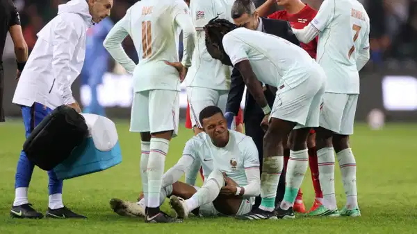 Fransa Milli Takımı oyuncularının sakatlanan Mbappe’nin etrafında toplandığı maç anı.