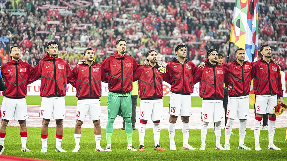 A Milli Futbol Takımı oyuncuları maç öncesi seremoni sırasında yan yana dizilmiş halde.