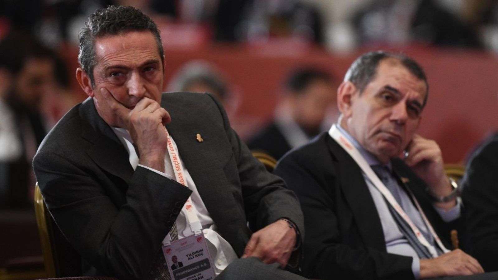 Ali Koç ve Dursun Özbek’in bir genel kurul salonunda otururken görüldüğü fotoğraf.