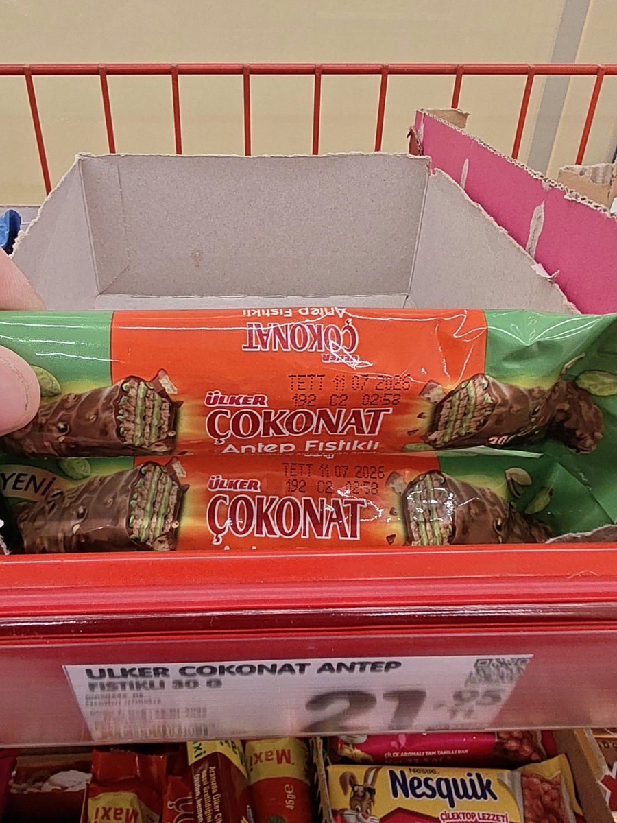Market rafında Ülker Çokonat Antep Fıstıklı ürünleri ve raf etiketi görülüyor.