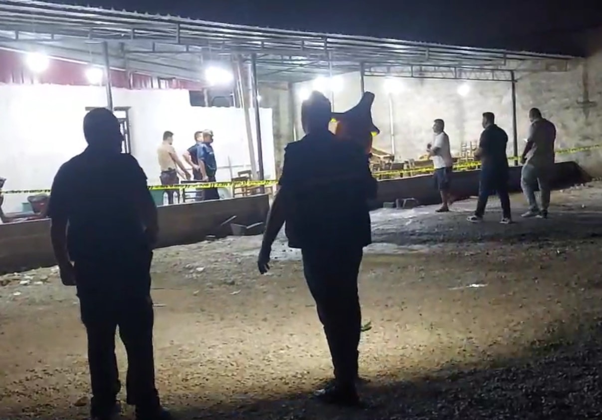 Kahvehane önünde polis ve çevredeki kişilerin bulunduğu olay yeri görüntüsü.