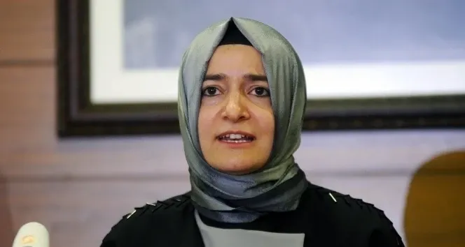 Fatma Betül Sayan Kaya’nın bir toplantıda çekilmiş portre fotoğrafı.