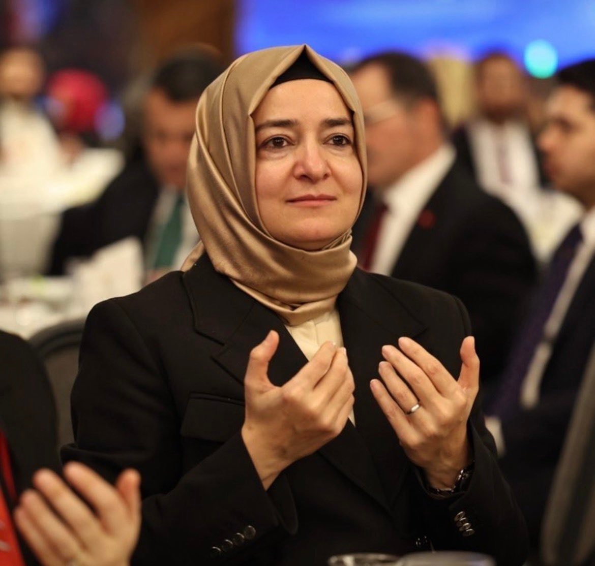 Fatma Betül Sayan Kaya’nın bir etkinlikte çekilmiş fotoğrafı.