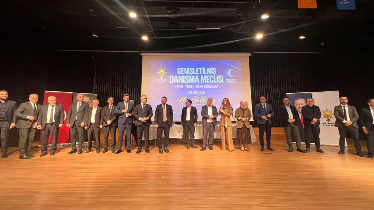 Sahnede yan yana duran yerel siyasetçiler ve arkada AKP Ataşehir etkinliği görseli görülüyor.