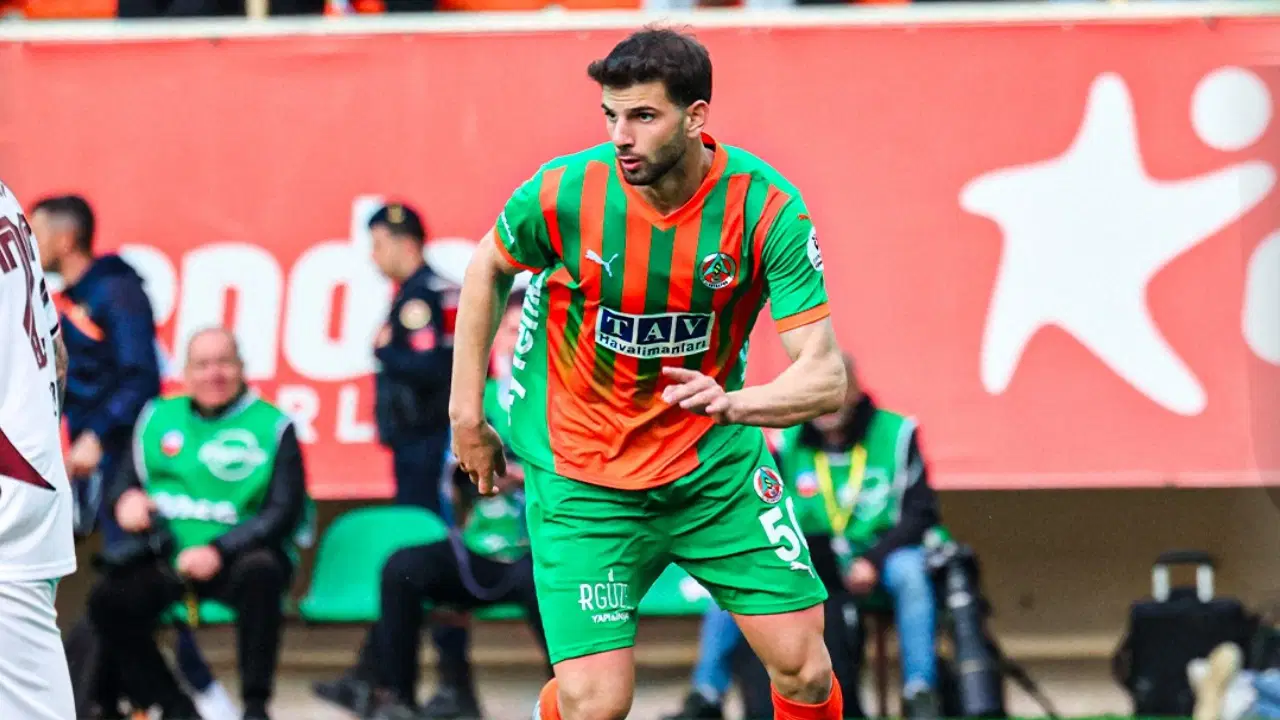Alanyaspor formasıyla sahada mücadele eden Ümit Akdağ.