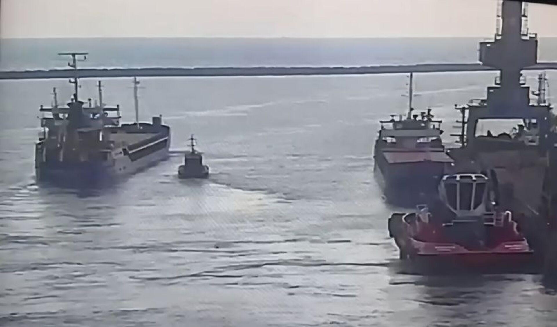 Deniz üzerinde gemiler ve kurtarma çalışmalarına ilişkin görüntü.