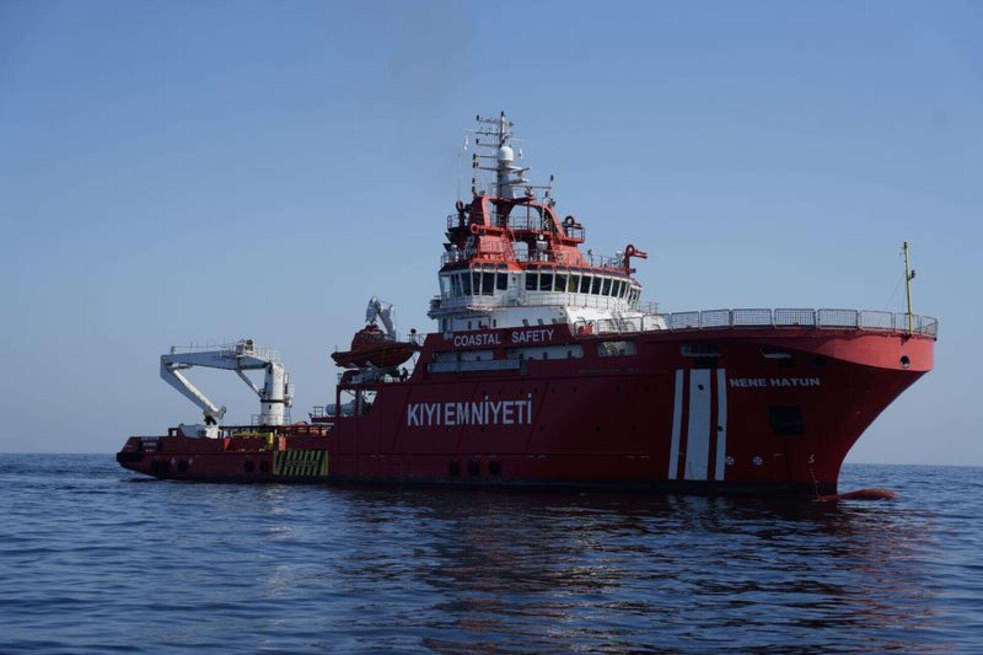 Deniz üzerinde Kıyı Emniyeti gemisi görüntüsü.