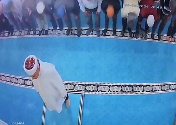 Erzurum Aziziye’deki Adalar Camii’nde namaz sırasında kaydedilen güvenlik kamerası görüntüsü.