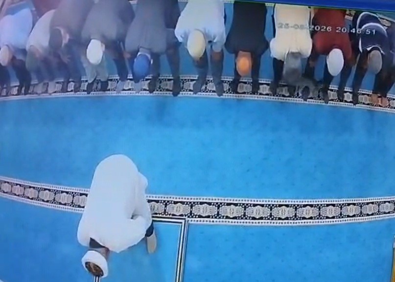 Adalar Camii’nde cemaatle namaz sırasında kaydedilen güvenlik kamerası görüntüsü.