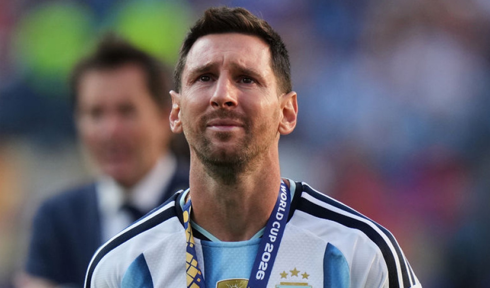 Nahaufnahme von Lionel Messi im Trikot der argentinischen Nationalmannschaft.