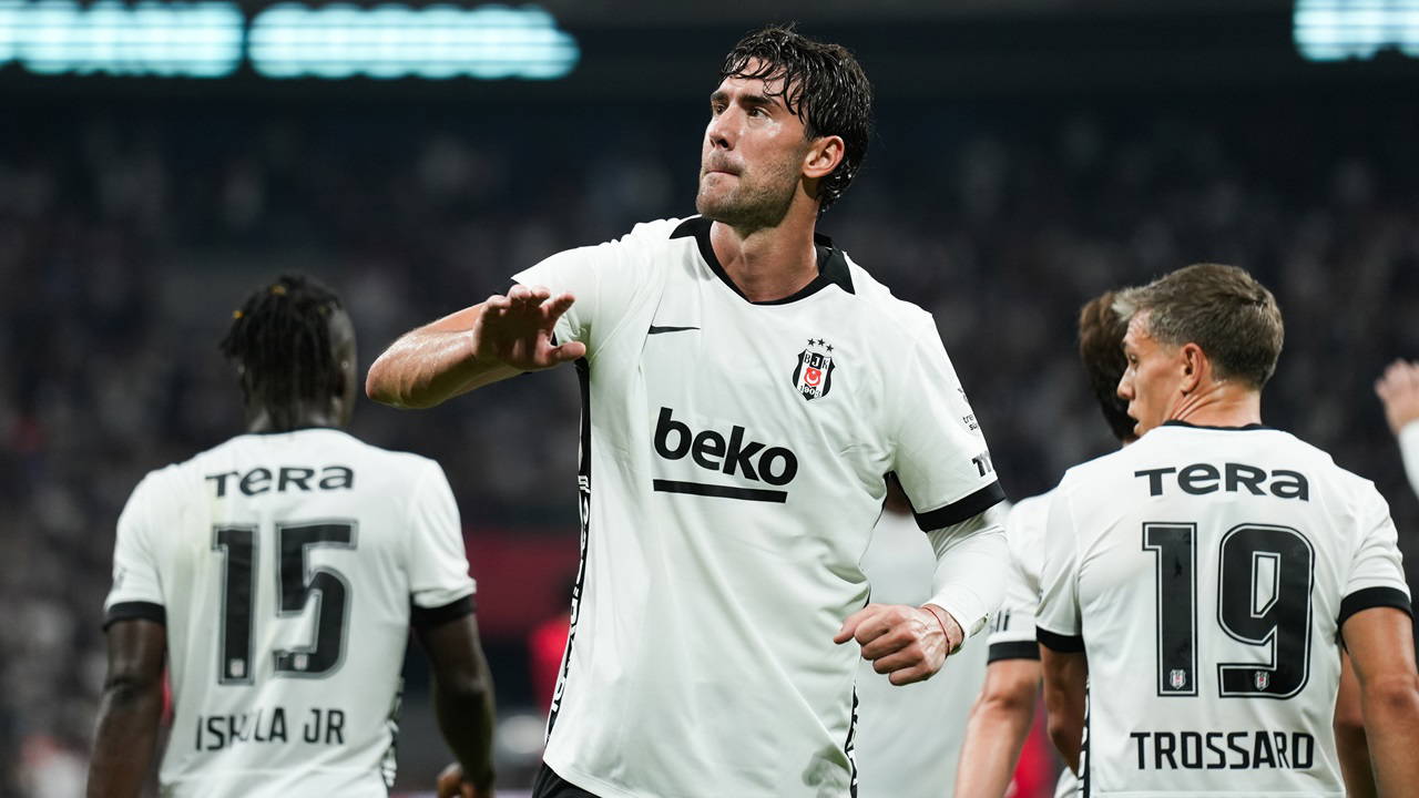 Dusan Vlahovic, Beşiktaş formasıyla sahada takım arkadaşlarının arasında görülüyor.