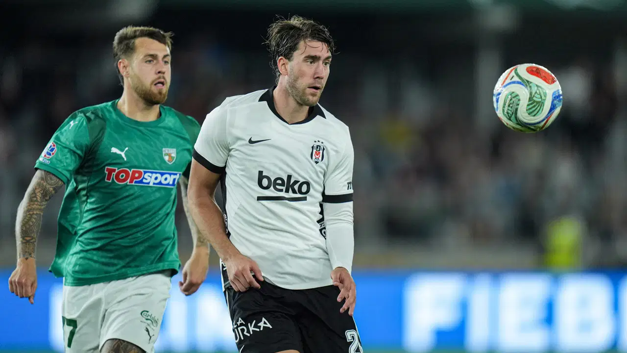 Dusan Vlahovic, Beşiktaş formasıyla bir maçta topu takip ediyor.