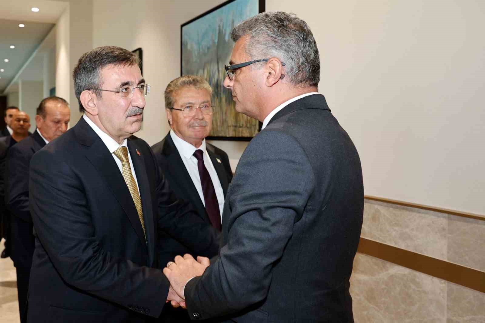 Cevdet Yılmaz’ın KKTC Cumhurbaşkanı Tufan Erhürman ile taziye ziyareti sırasında selamlaştığı an.