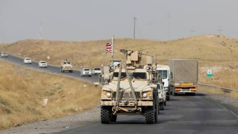 Irak’ta bir yolda ilerleyen ABD askeri araçlarından oluşan konvoy.
