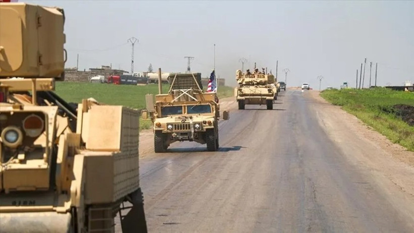 Irak’ta kırsal bir yolda ilerleyen ABD askeri araçları.