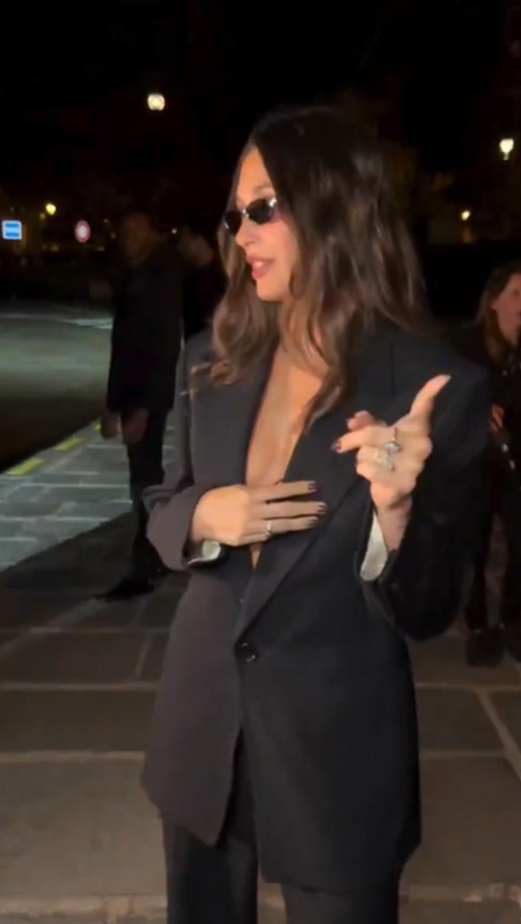 Serenay Sarıkaya ile Hailey Bieber Paris'te pişti oldu! Aynı kombini giydiler