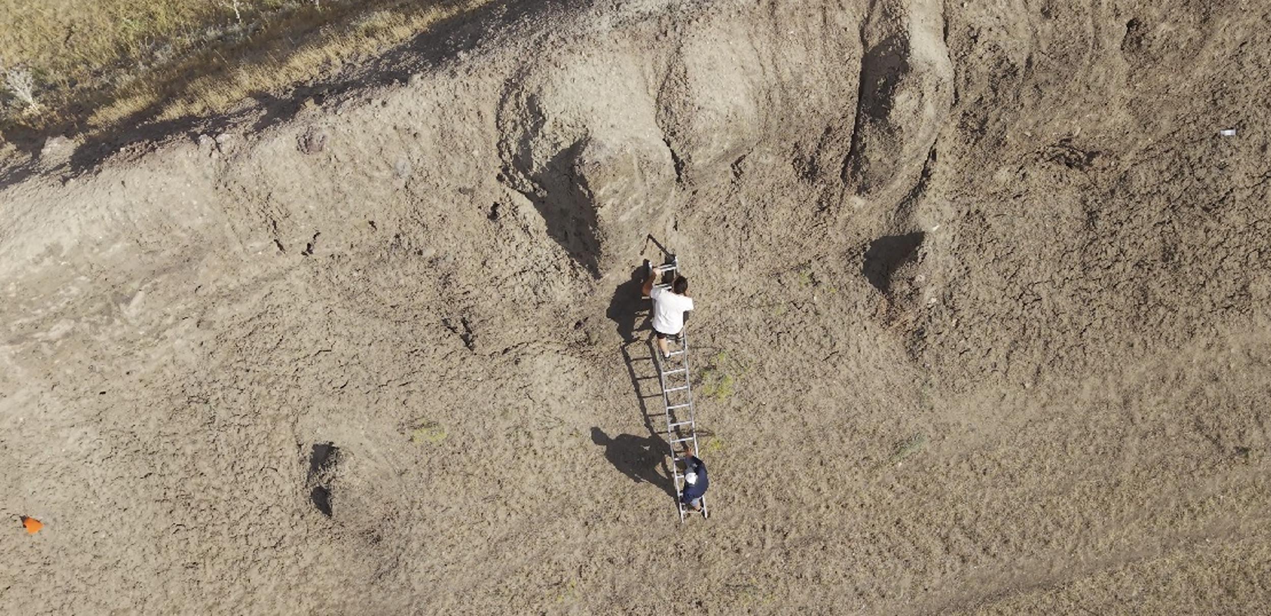 Luftaufnahme der Feldarbeiten an der schiffsförmigen geologischen Formation in Ağrı.