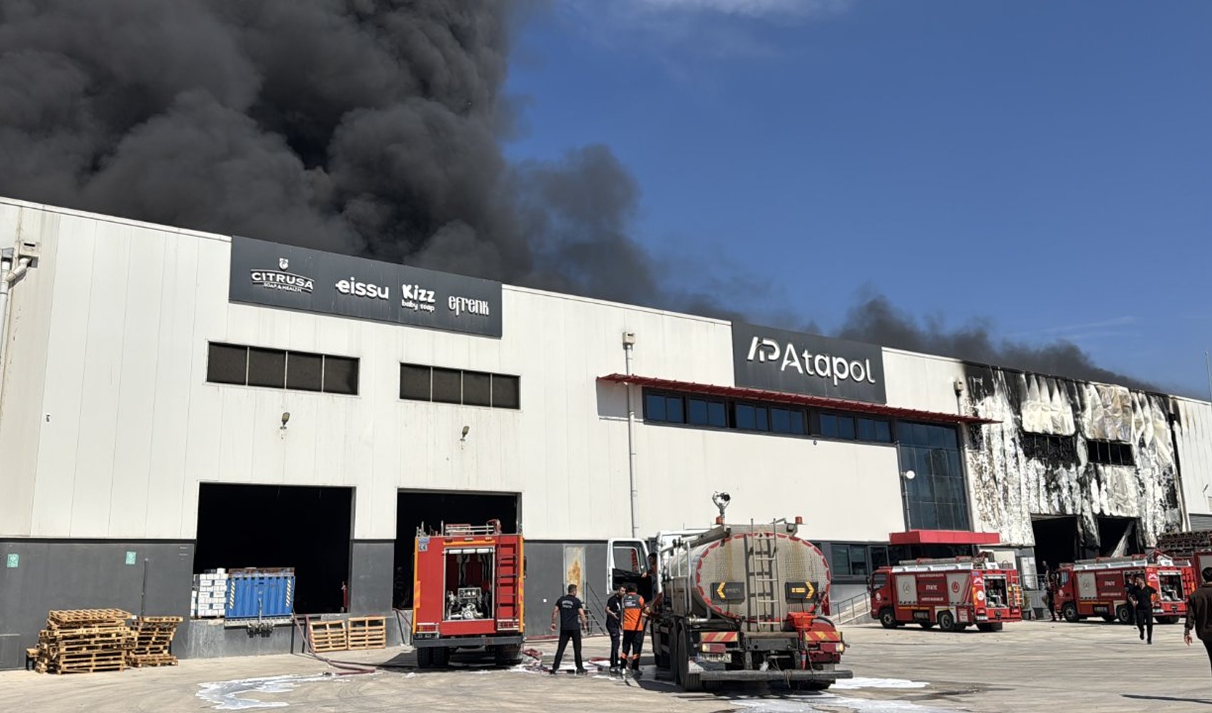 Brand in Chemiefabrik in Mersin: Feuerwehr im Einsatz