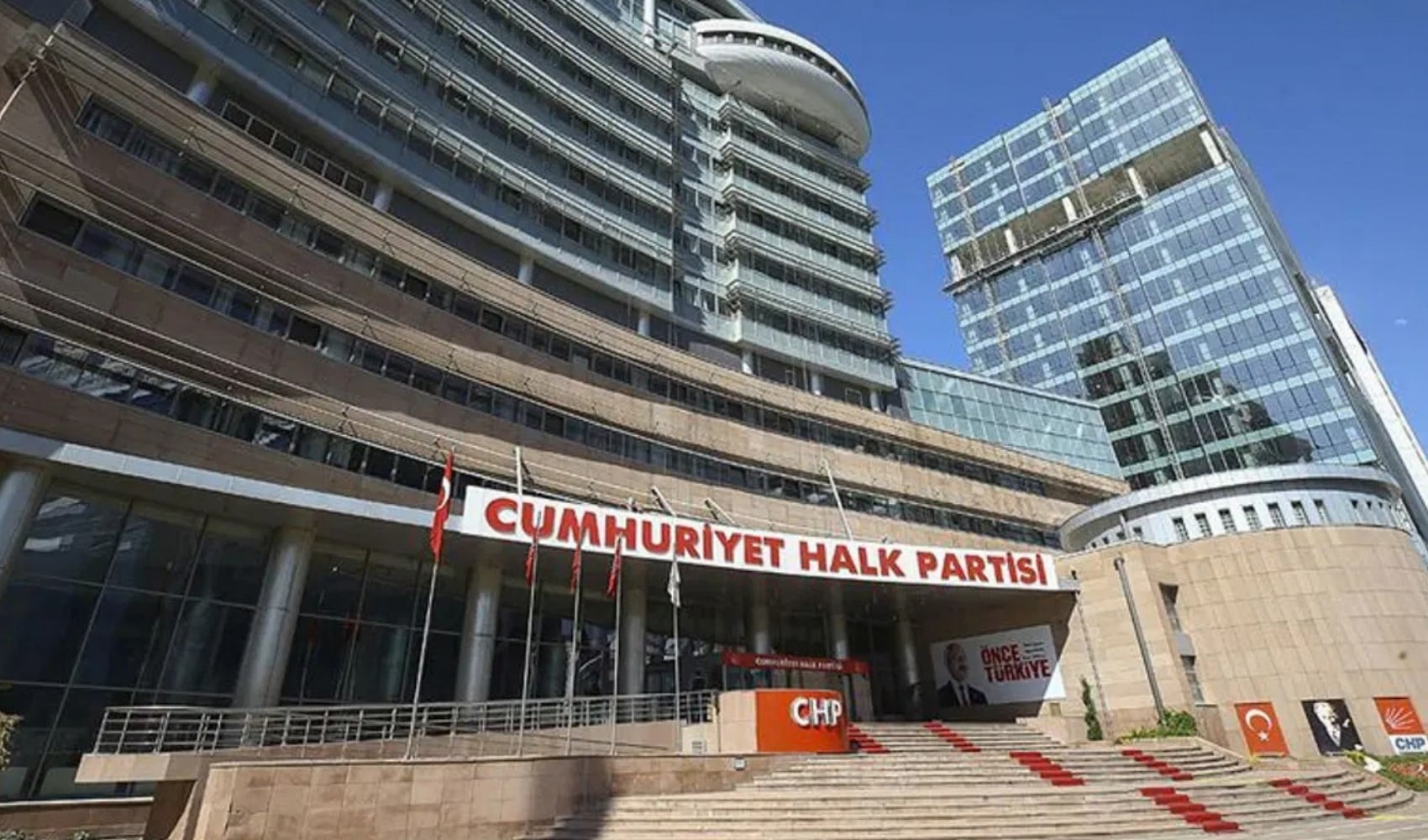 CHP'de üç belediye başkanına ihraç kararı